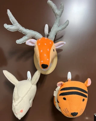 Decoração de parede de pelúcia pendurada de veado e tigre da Target + rinoceronte sem marca - Imagem 1 de 4