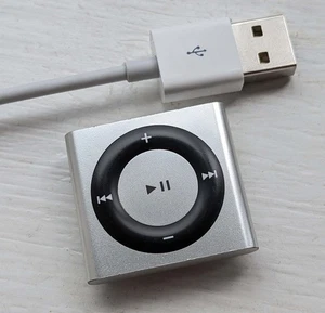 Apple iPod Shuffle 4th Generation (2010) 2GB Silver CC4FGR0CDCMJ - Picture 1 of 10