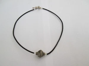 NUOVA COLLANA CORDINO NERO CON PERLE IN VETRO MULTICOLORE E CIONDOLO IN METALLO - Foto 1 di 3