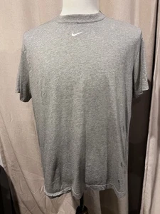 Camiseta Nike Bordada Center Swoosh Mediana Gris - Imagen 1 de 6