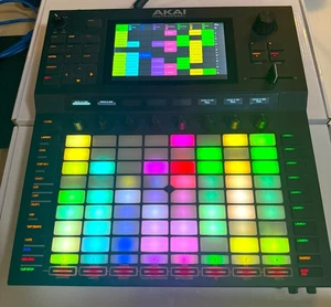 Akai FORCE - Professionelle eigenständige Musik- und DJ-Anlage - Bild 1 von 6