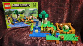 LEGO Minecraft: The Farm (21114) 100% complete with manual, no box.