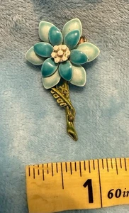 🌼Hermoso Broche Pin Esmalte Azul Dos Tonos Flor Con Hojas de Tallo Verde Años 60 - Imagen 1 de 10