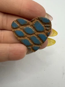 Spilla a forma di cuore in argilla ceramica artistica - Foto 1 di 2