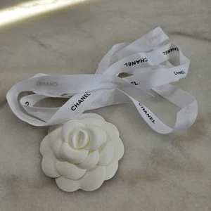 CHANEL Band und Kamelienblume - Bild 1 von 5