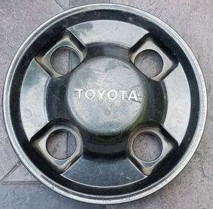 Toyota Celica 1983-1985 OEM Center cap Hubcap Wheel Cover 69146 - Picture 1 of 3