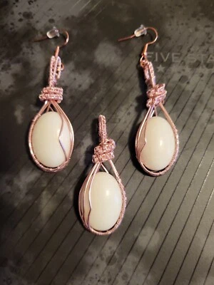 Juego de pendientes y colgantes hechos a mano en oro rosa, chapado en plata. Foto 1 de 4