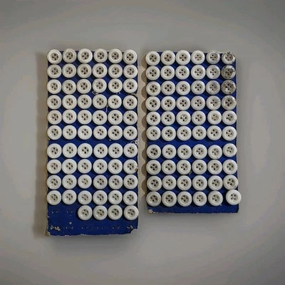 Antiguo muestreador de botones de 4 agujeros botones de vidrio blanco 2 tarjetas 124 total 13 mm  Foto 1 de 4