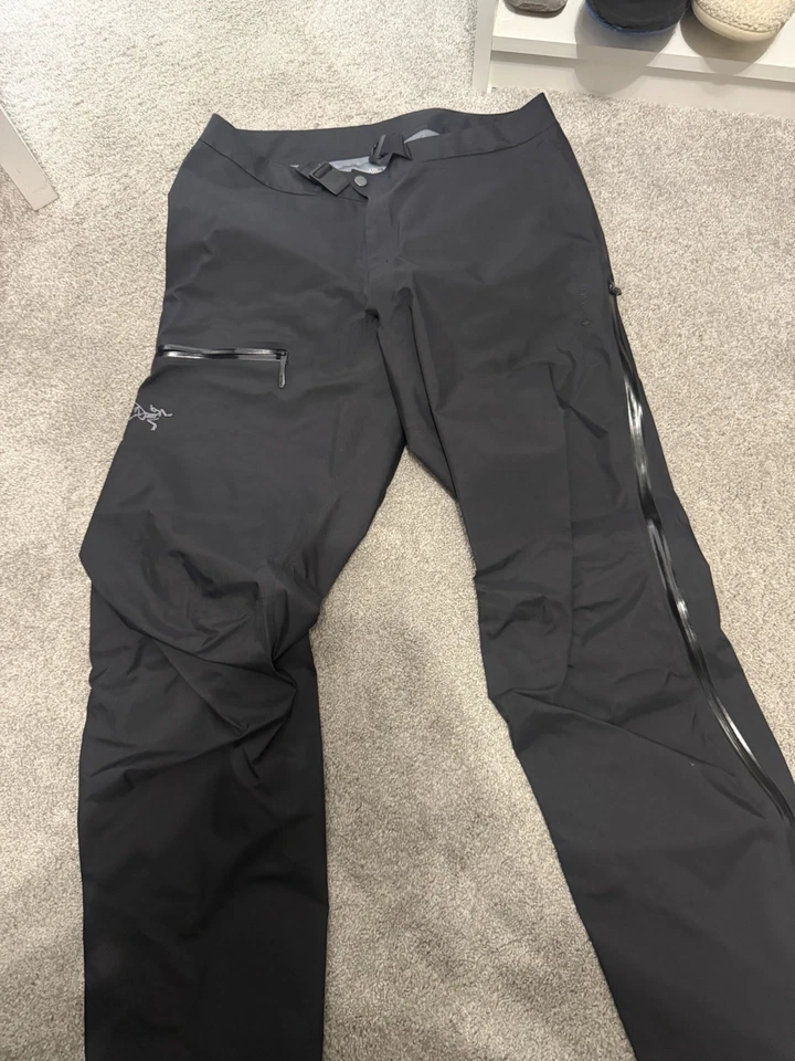 Pantalones impermeables pequeños negros Arc’teryx Beta AR Gore-Tex Pro para hombre Foto 1 de 1