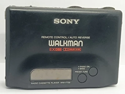 Reproductor de casete Walkman Sony WM F 702 muerto sin alimentación para piezas o reparación Foto 1 de 4