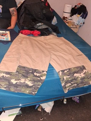 Coogi 男式 50W 棕褐色卡其色高腰迷彩拉链工装短裤 — 第 1/4 张图片