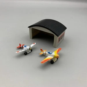 Vintage Galoob Micro Machines aereo militare P-51 Mustang, A6M Zero & Hangar - Foto 1 di 24