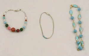 Lote de 3 pulseras vintage en tonos plateados color turquesa y cuentas multicolores 29 - Imagen 1 de 1