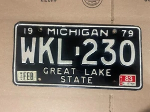 Michigan Nummernschild 1983 Februar WKL 230 Black & White Great Lake State - Bild 1 von 1