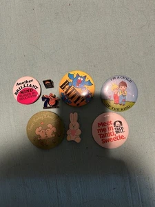 Lote de prendedores botones pinback vintage años 80 90 cultura pop novedad - Imagen 1 de 3