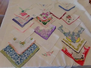 Lot of 25 Vintage Ladies' Hankies Handkerchiefs Florals Embroidered Christmas ++ - Picture 1 of 4