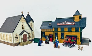 8 Stück Enesco Kiefer Hohlstation, Kirche, 4 stehende Reisende, Wagen - einige Reparaturen - Bild 1 von 10
