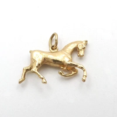Colgante galopante con dije de caballo ecuestre de pura sangre trotando oro macizo de 14k Foto 1 de 4