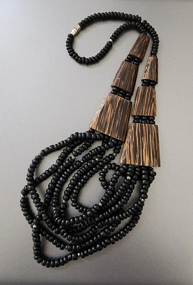 Collar de colección 1970 estilo africano cuentas de madera negra multihilo con acento de estaño 20" Foto 1 de 4