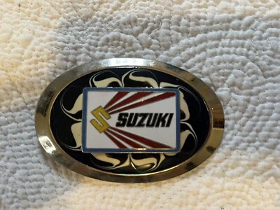 Anuncio vintage de metal y esmalte de peltre plateado con hebilla de cinturón para motocicletas Suzuki Foto 1 de 4