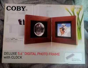 Coby Deluxe 5,6" Digitaler Bilderrahmen mit Uhr DP-5588 Musik Videos Fernbedienung - Bild 1 von 4