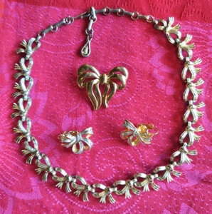 VINTAGE GOLDEN BOW CORO NECKLACE St LABRE EARRINGS NAPIER BROOCH SET - Picture 1 of 10