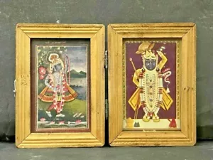 VECCHIA VINTAGE RARA STAMPA DEI RELIGIOSI INDÙ CON CORNICE PIEGHEVOLE IN LEGNO & SCATOLA IN VETRO - Foto 1 di 12