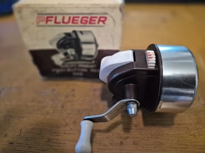 Pflueger International 626 Push - Button reel With Box, Working, Japan, 196o's - Image 1 of 4