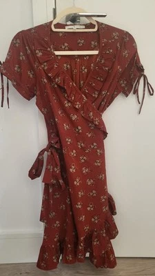 Uttam Boutique Damen weinrot Blumenmuster Krawatte Wickel Rüschen Minikleid Damen UK10 - Bild 1 von 3