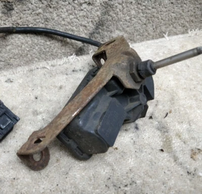 Mercedes W126 S Class SE SEL OS Right Headlight Wiper Motor 1268200442 Bosch - Image 1 of 4