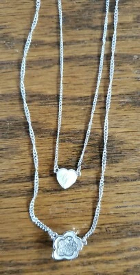 Collar con dije de acero inoxidable tono plata Guess Jewelry UBN31110 para mujer Foto 1 de 3