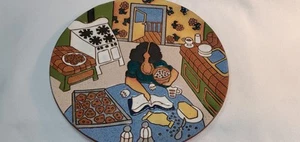 Vintage Judy Miller Studio Kunst signierter Keramikteller 10" Herstellung von Keksen 1983 - Bild 1 von 11
