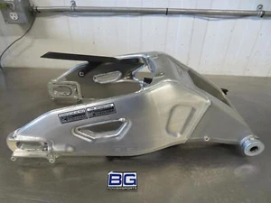 EB1328 2017 17 YAMAHA R1-M REAR SWING ARM - Foto 1 di 15