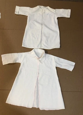 2 vestidos infantis/bebês brancos feitos à mão vintage da década de 1950 - Imagem 1 de 4