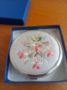 Brand New And Boxed Embroidered Compact - Picture 1 of 3
