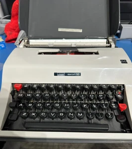Montgomery Ward Escort 55 Typewriter - Mechanical Tested with Video White w Case - Picture 1 of 21