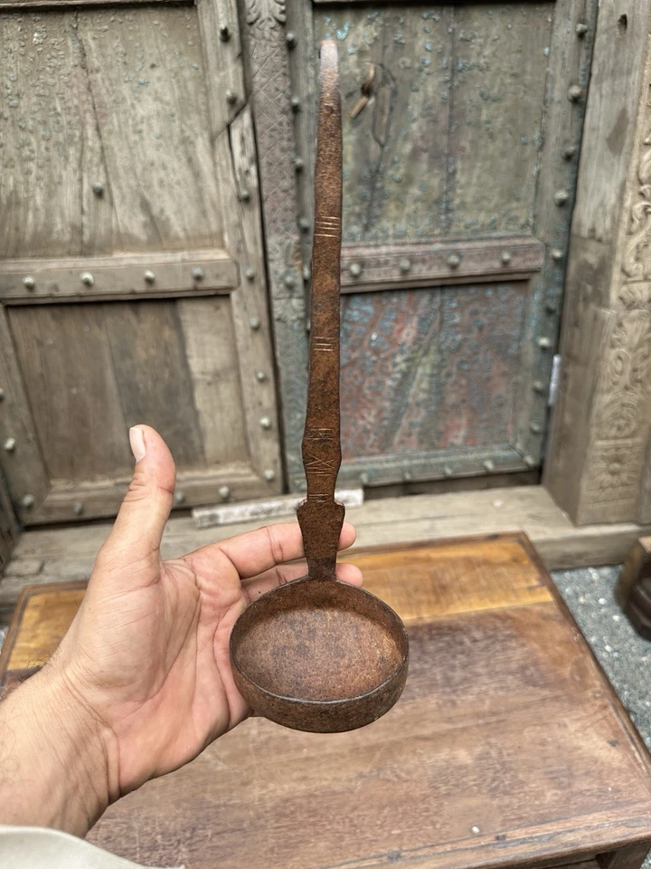 Colher antiga de metal esculpida à mão a óleo - Imagem 1 de 4