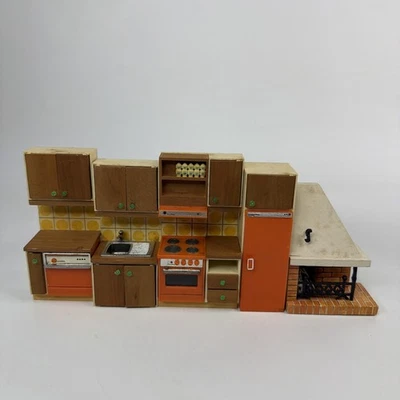 Cocina para casa de muñecas Lundby. Fregadero Lavavajillas Nevera, Estufa Y Chimenea Lote Juguete Foto 1 de 4