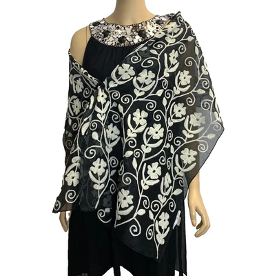 Xale White House Black Market preto seda branco bordado motivo floral envoltório - Imagem 1 de 4