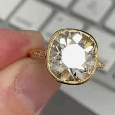 Anillo de compromiso con halo de diamantes creado en laboratorio de corte cojín de 4 quilates enchapado en oro amarillo de 14 k Foto 1 de 4