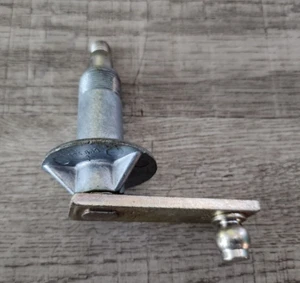 FORD CORTINA MK3 Window Wiper Spindle 71 BG 17532 AA GENUINE NEW PART RARE NOW - Picture 1 of 4