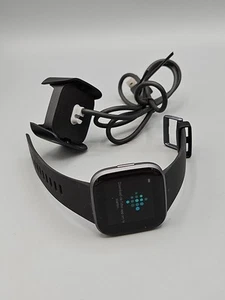 Fitbit Versa 2 - Health & Fitness Smart Watch Graphite Body / Black Band FB507 - Photo 1 sur 7