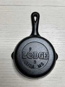 Vintage Lodge USA mini padella in ghisa cucchiaio poggiacenere/posacenere 3" NOS - Foto 1 di 3