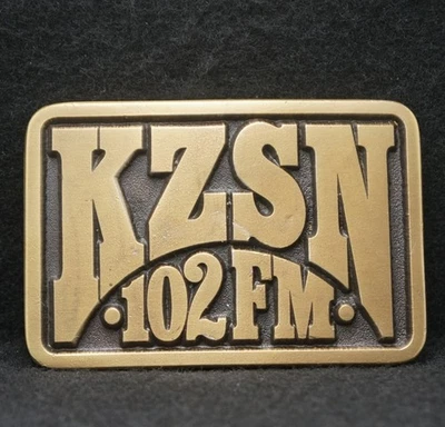 WD11126 *NOS* 很好老式 20 世纪 70 年代 * KZSN 102 FM * * 收音机广告皮带扣 — 第 1/2 张图片