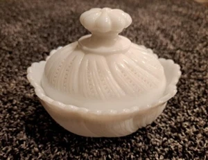 Milchglas Bonboniere, weiß Waschtisch Pulver Schmuckdose, Vintage Zuckerdose & Deckel - Bild 1 von 7
