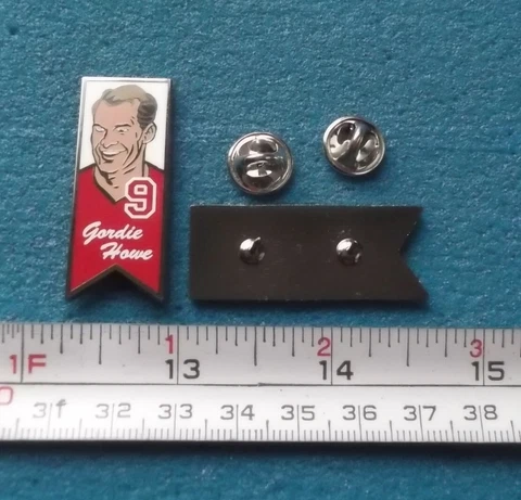 GORDIE HOWE DETROIT RED WINGS NHL HOCKEY BANNER PIN # LL779 Cover
