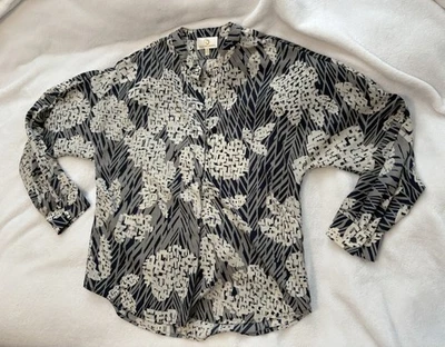 Impecable Estampado Negro Gris y Blanco Medio Botón Talla XS Por Collective Concepts Foto 1 de 4
