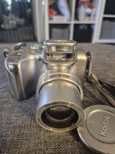 Kodak EasyShare Z612 6.1MP Digital Camera Silver w/Case & 2 Battery + Charger - Picture 1 of 17