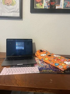 2022 13” MacBook Pro With Touchbar and Hello Kitty Baggu Case Bundle - Afbeelding 1 van 8