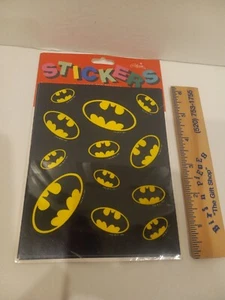 BATMAN 1989 BAT LOGO STICKERS - CONFEZIONE SIGILLATA IN FABBRICA - GIBSON Cards - Foto 1 di 2